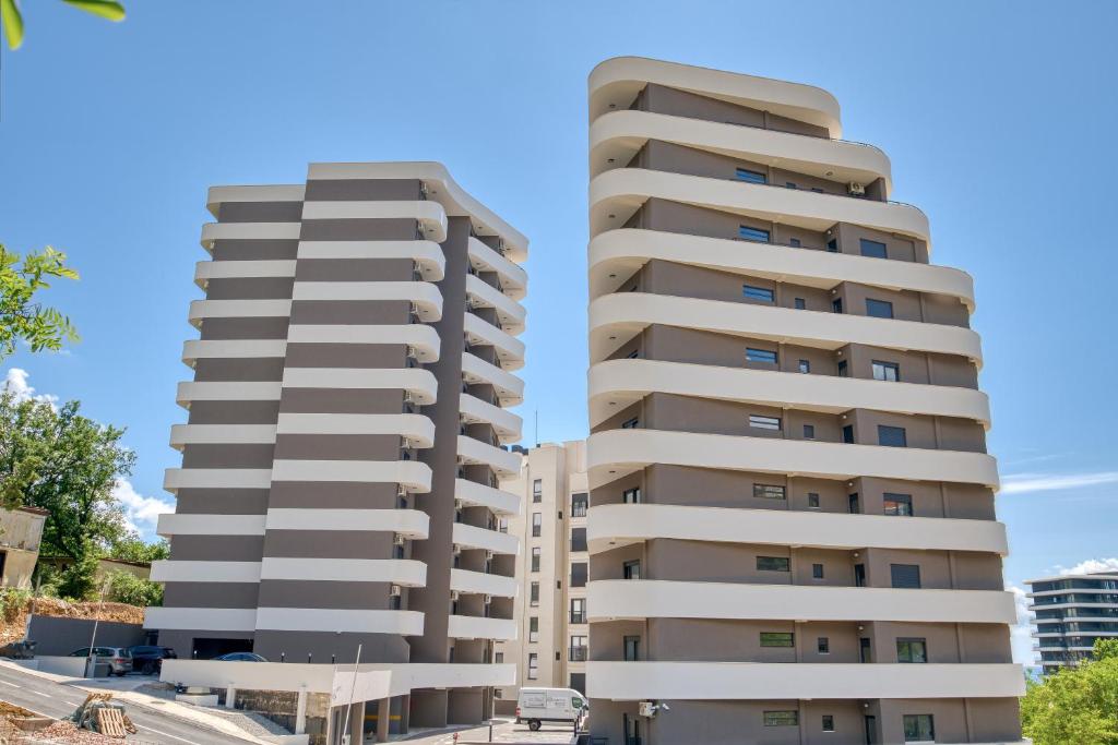 Twin Towers LT Luxury - 2