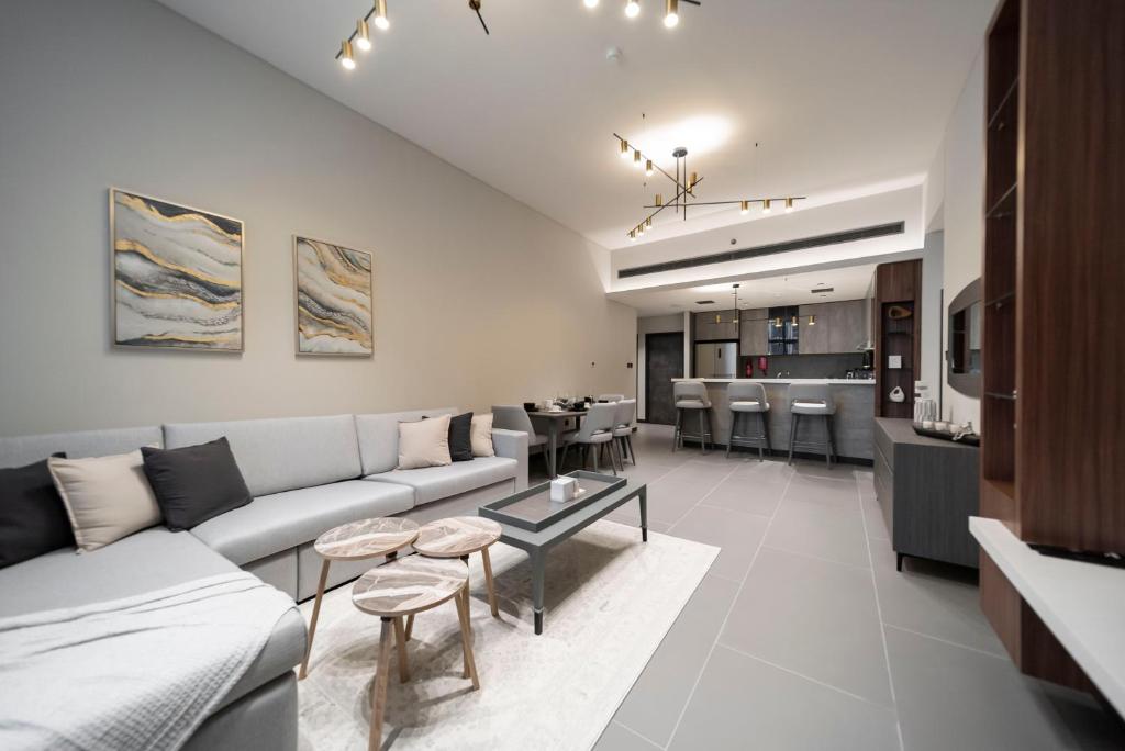 MBL Royal Stunning 2 Bedroom Apartment Plus Maid Room Lake view, Dubái