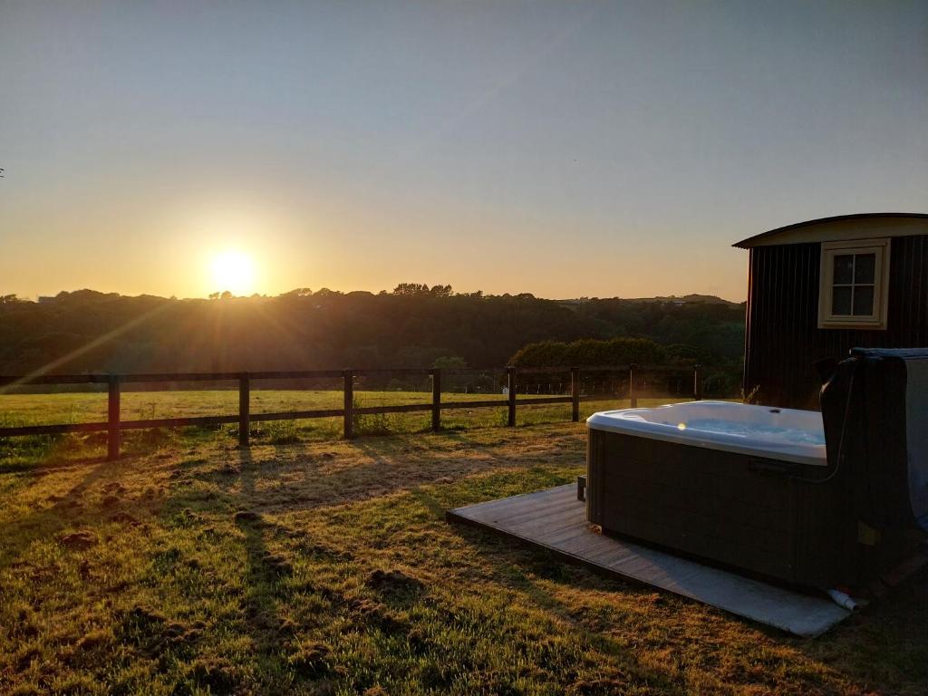 Harmony Hut Hot Tub 2 miles from beach,in rural setting Bude Cornwall, Stratton