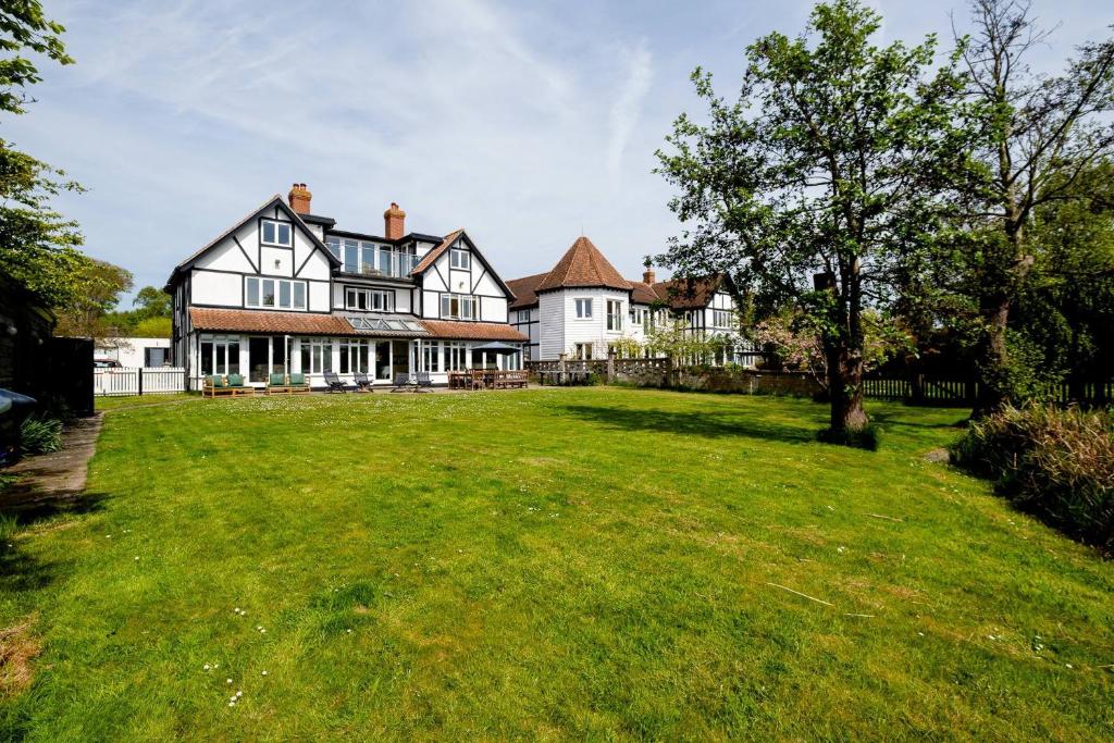 Claysmead - A large Lakeside House in Thorpeness - Aldeburgh Coastal Cottages, Thorpeness