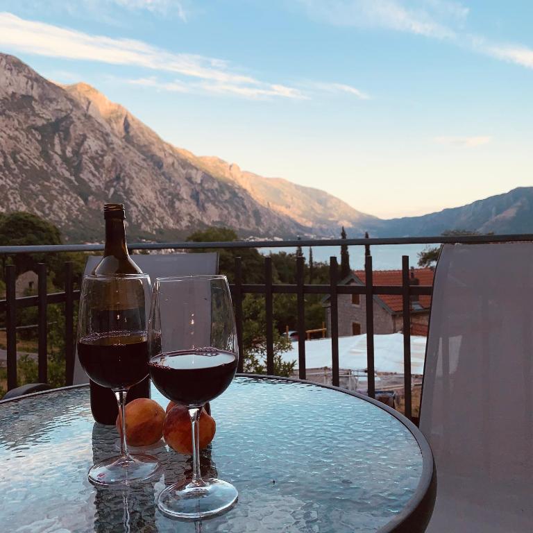 Sea View Apartment with Terrace 7 Min to Beach Free Parking, Trstenik