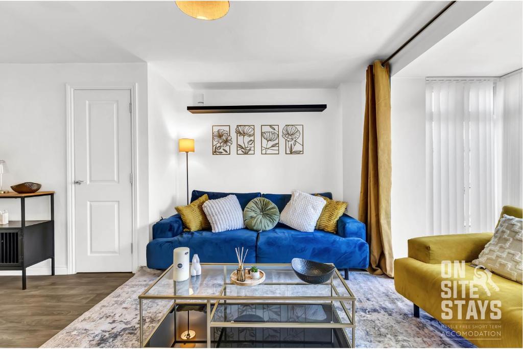 OnSiteStays - 4 Large Bedrooms 3 Bathrooms 1 WC Parking Garden & Wifi, Basildon