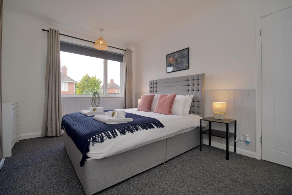 Beech Palace - Stylish 3Bed Home with Private Garden, Free Parking & Netflix, Coventry
