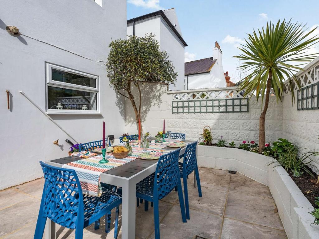 3 bed in Eastbourne EHC01, Eastbourne