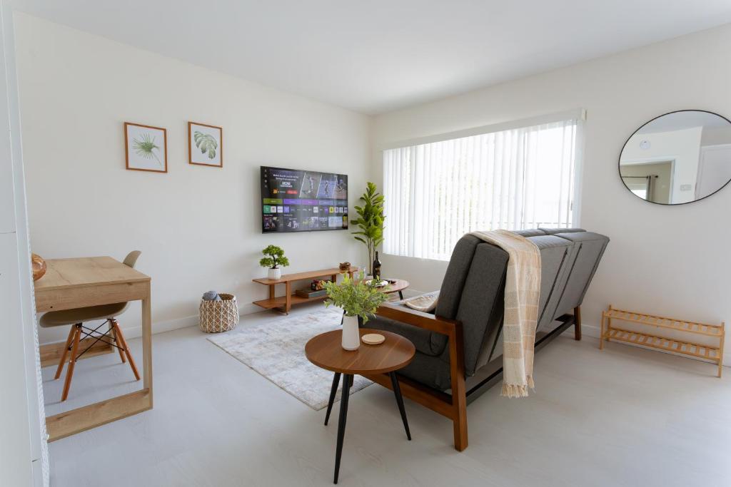 King Suite - 2min Walk to Beach Close to Downtown!, Oceanside