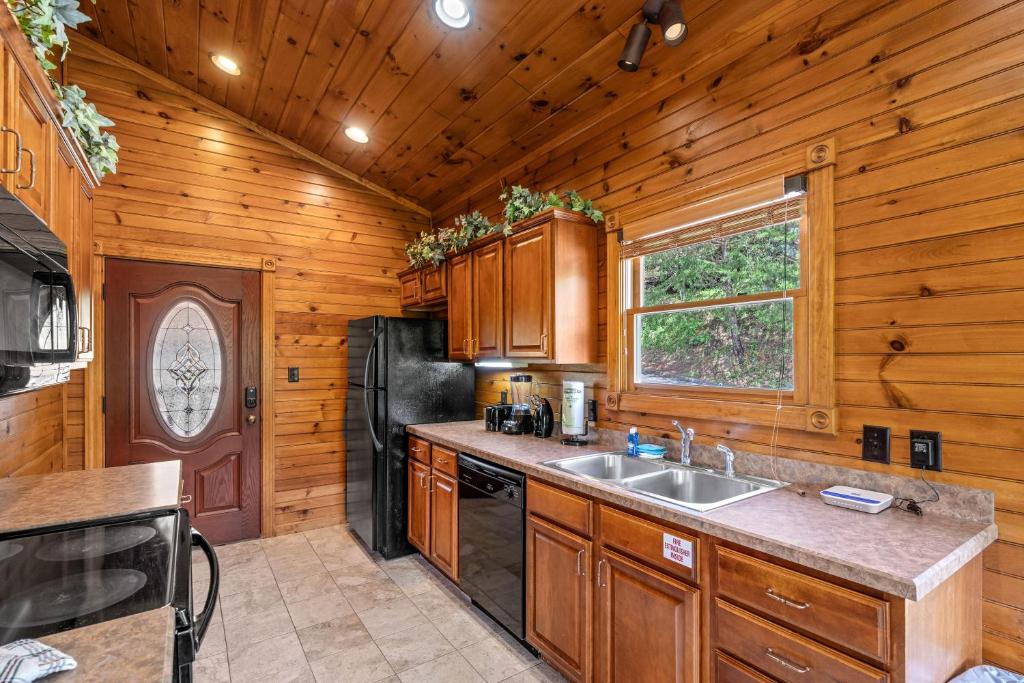 Mountain Splendor by Venture Smoky Mountains, Gatlinburg