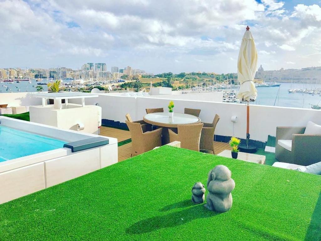 Gzira Seaview Duplex with infinity pool, Gżira