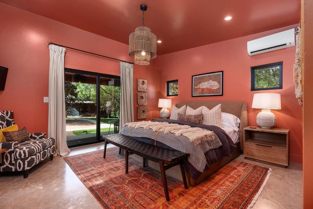 Indira at Ololo, Hot Tub, Outdoor Shower, Fire Pit, Fredericksburg