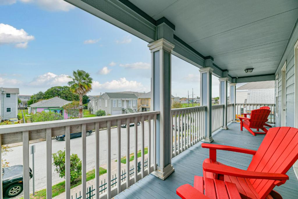 Spacious 2-story house nestled just 3 blocks away from the picturesque seawall, Galveston