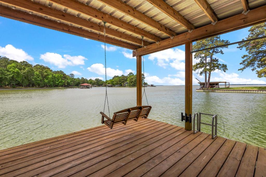 Sunset Cove 1 - Lakefront Retreat Waterfront with Spectacular Sunset Views, Livingston
