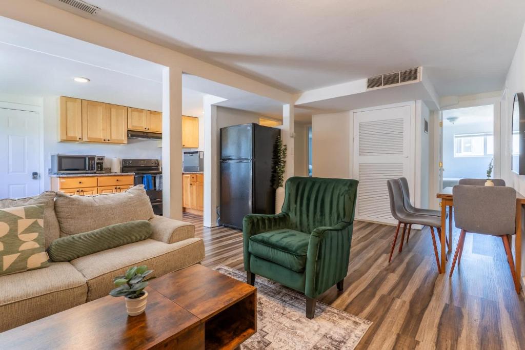 Entire Apt in South Seattle Workspace and Yard, Seattle