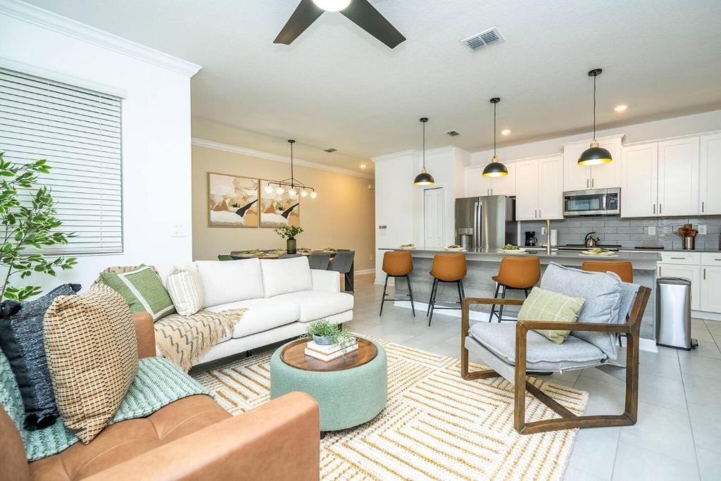 Stylish Home & Free Resort Access 2420, Kissimmee