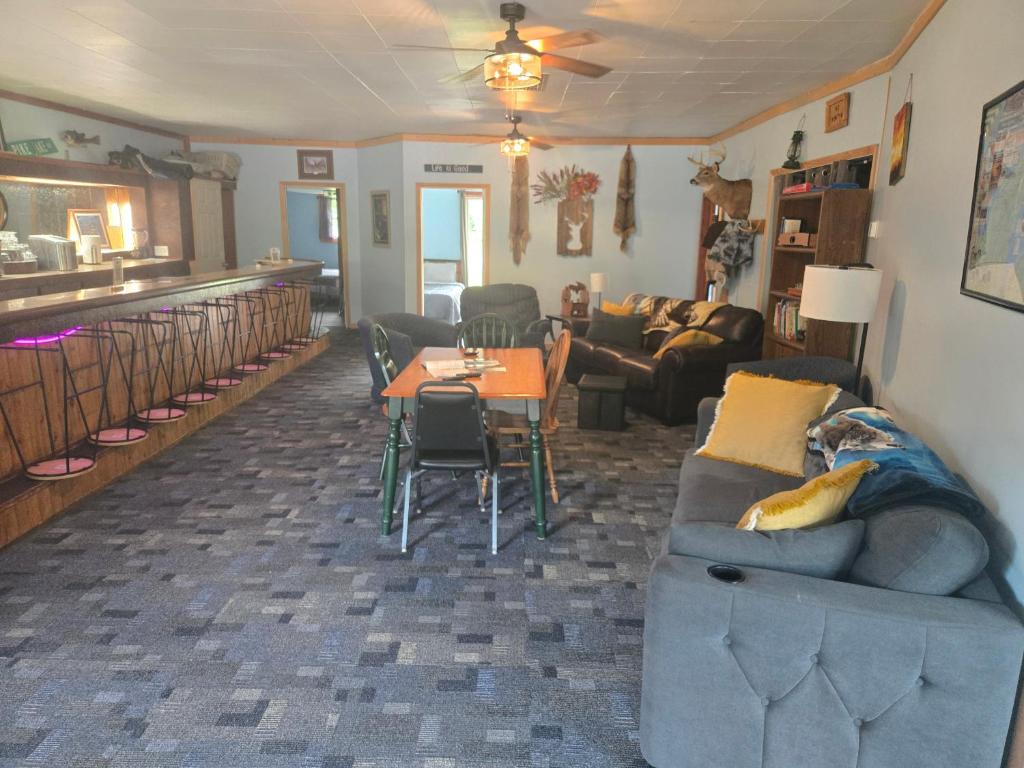 Jake's Bed & Bar, Toivola