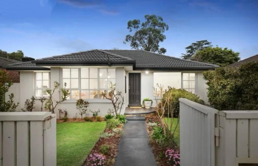 Bright & Breezy Stay by the sea, Bonbeach