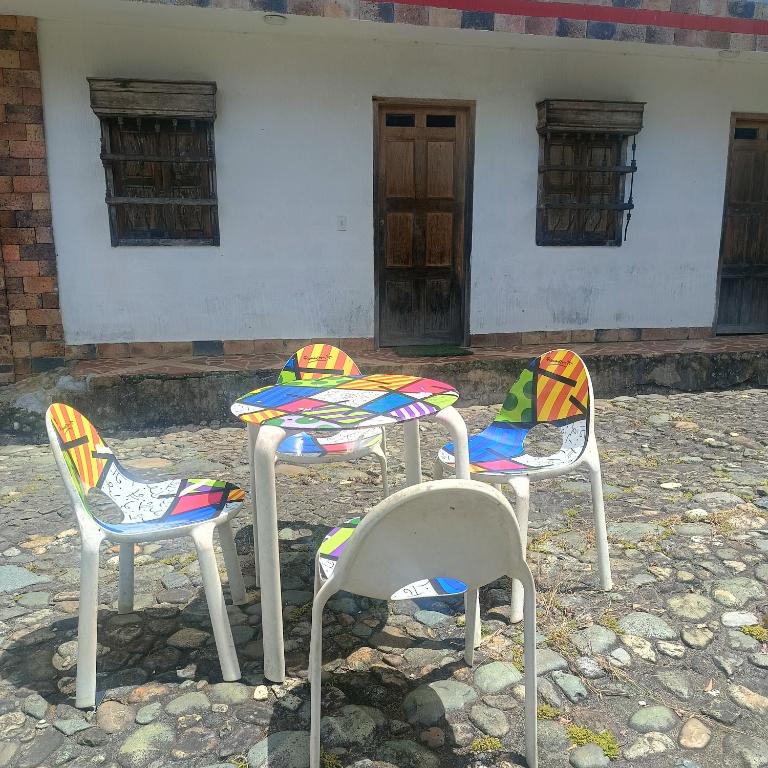 DORMITORIOS - BAÑO y TV, Guarne