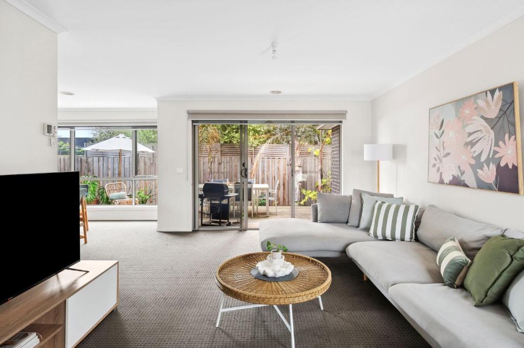 Inviting West Addis Unit I Bring Your Pet, Geelong West