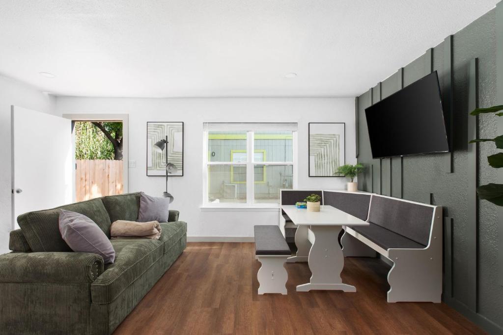 Chic 2BR Escape Sleeps 8 w Private Patio, Austin