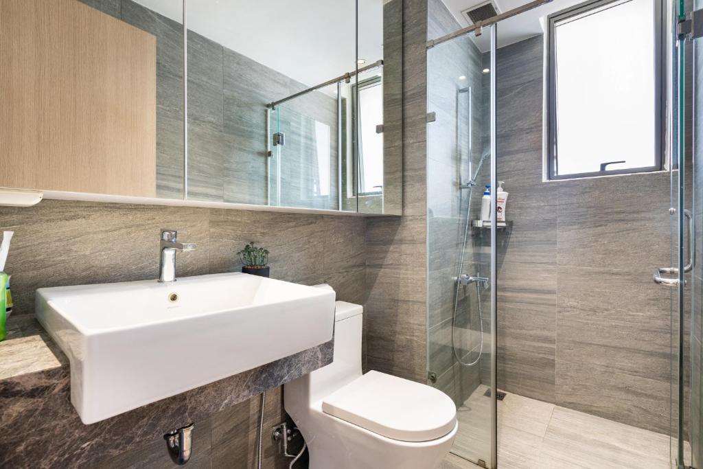 Refined Saigon &#8211; Rivergate Aparment &#8211; Free Pool, Free Internet SIM for 3 nights, Free Pick Up for 5