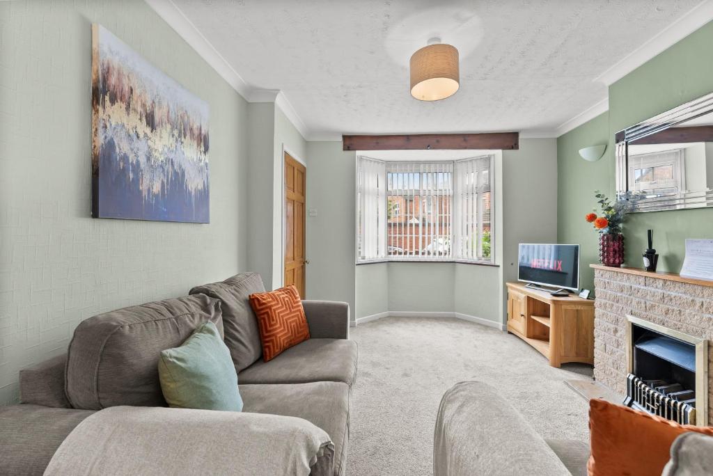 Perfect Home near Cotswolds - Sleeps 6, Bengeworth