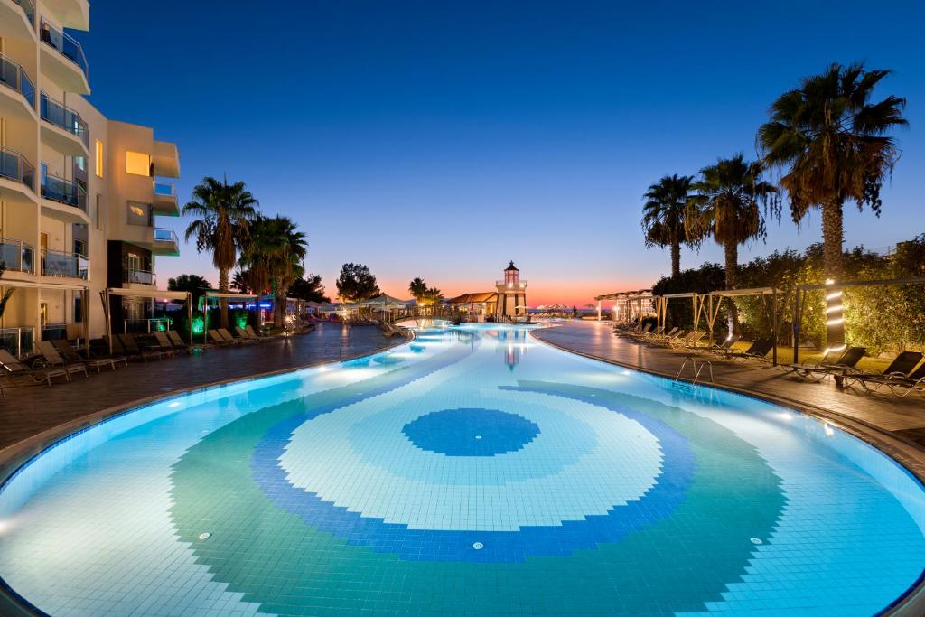 Sealight Resort Hotel — Swimming pool in Kuşadası, Aydin