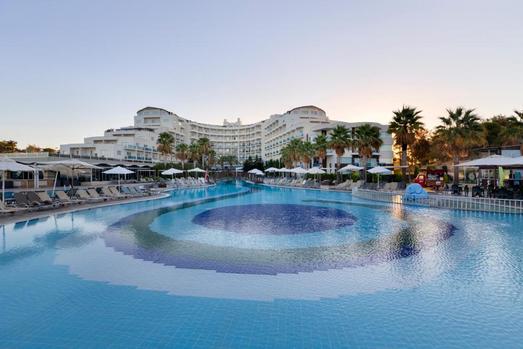 Sealight Resort Hotel — Swimming pool in Kuşadası, Aydin