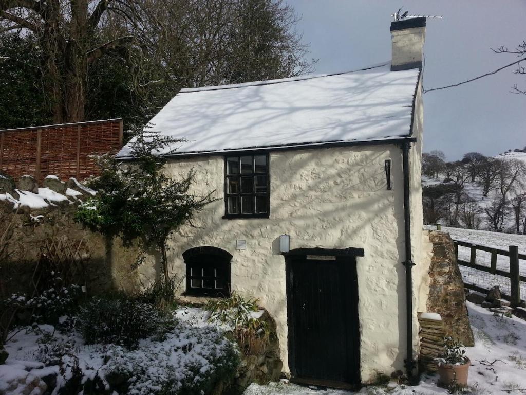 The Bothy, wood fired hot tub, luxury spa bathroom, St Asaph
