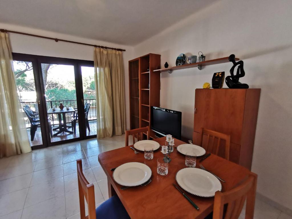 Apartamento con WIFI a 5 Minutos de la Playa y Cerca de Tiendas y Restaurantes - ES-209-10 - 1
