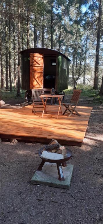 Bridgewood Camping - Traditional Shepherd's Hut, Wootton Glanville