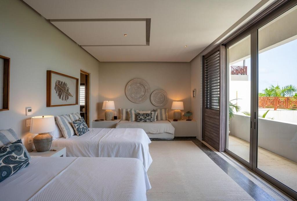Luxury Beachfront Villa with Infinity Pool - 4