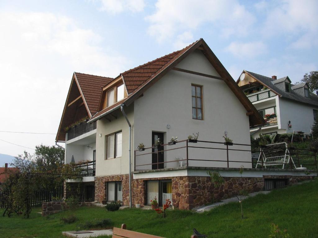 Kekturas-Tora Nyilo Badacsonyi privat berlemeny photo