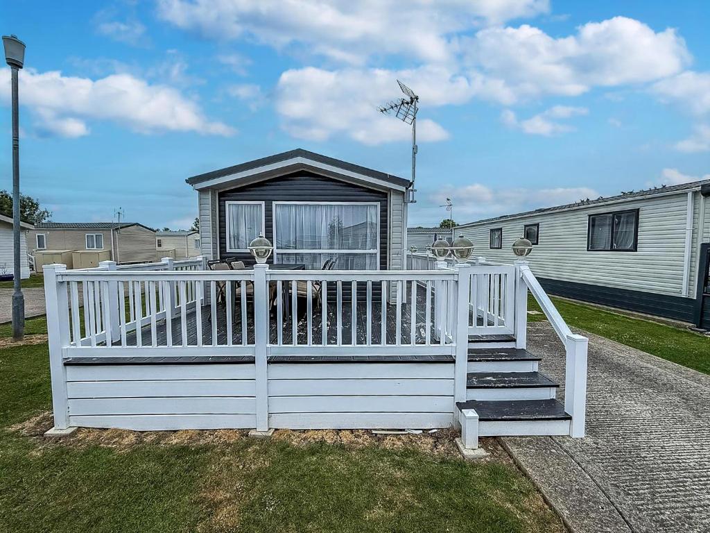 Modern 6 Berth Caravan With Wifi At St Osyth Beach In Essex Ref 28008Pm, Clacton-on-Sea