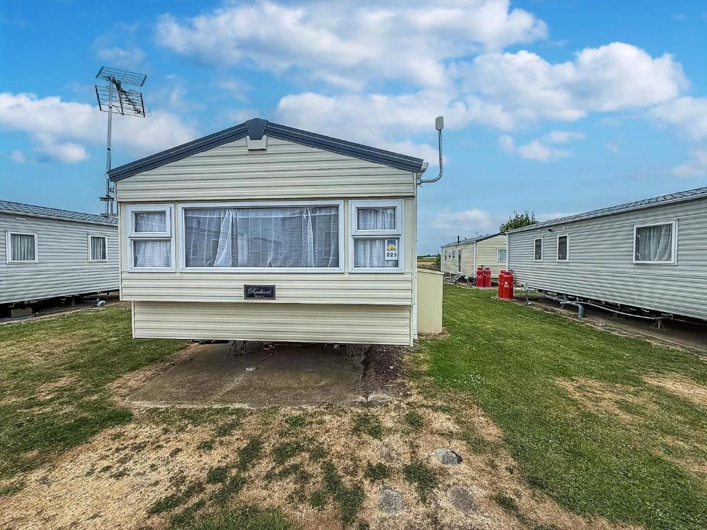 Superb Caravan With Free Wifi At Seawick Holiday Park Ref 27022S, Clacton-on-Sea