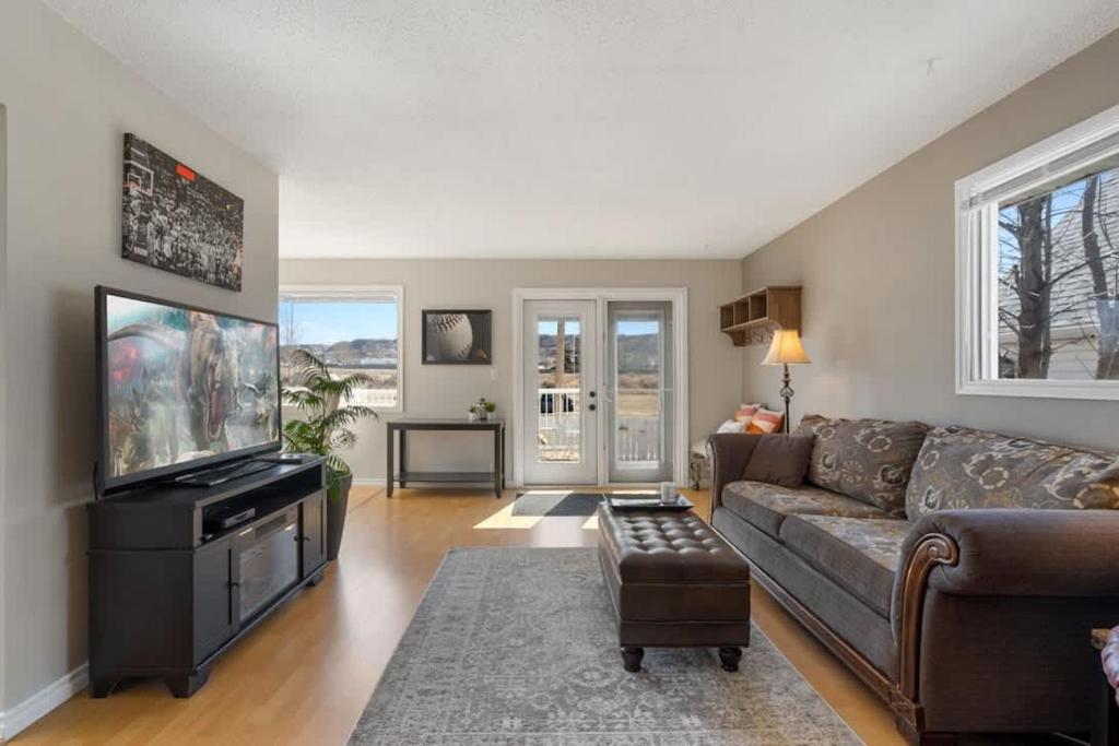 Hoodoo Hideout - 2BR House - Family Retreat - King Suite, Drumheller