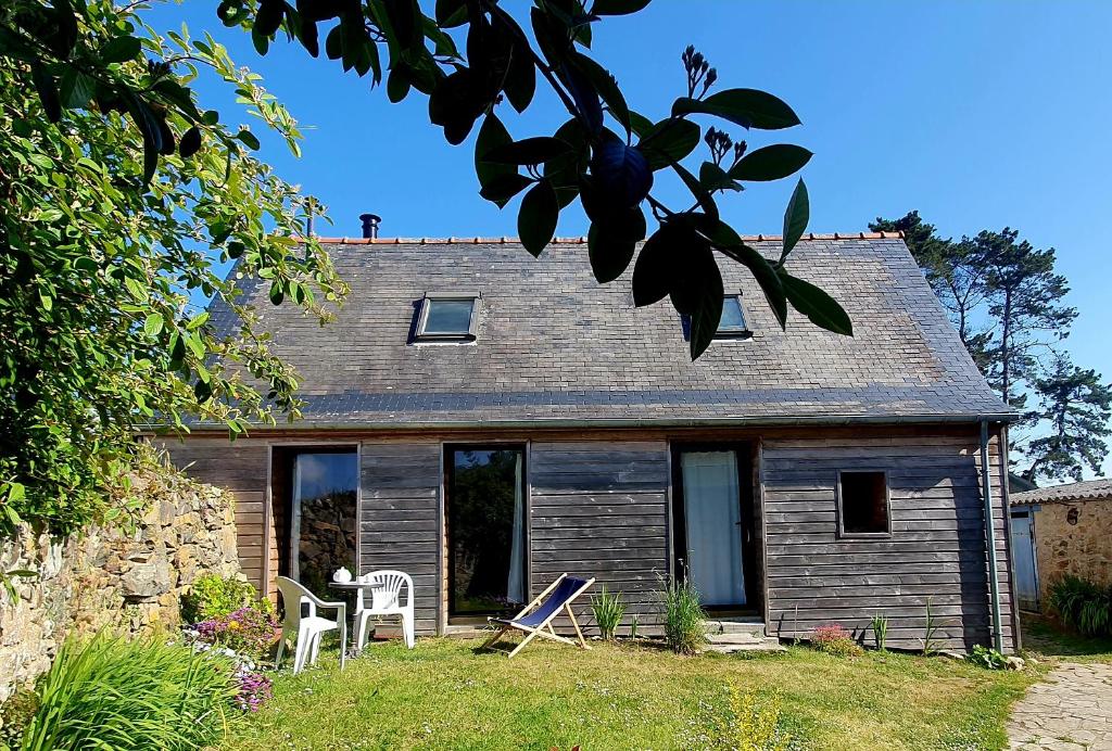 Ti an Avel, petite maison indépendante avec jardin à 5 minutes à pied de la mer, Plougrescant