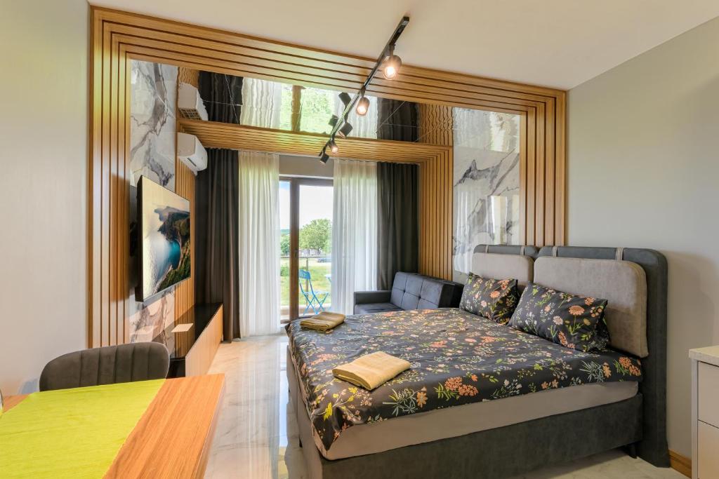 Azur Properties ap17, Škorpilovci