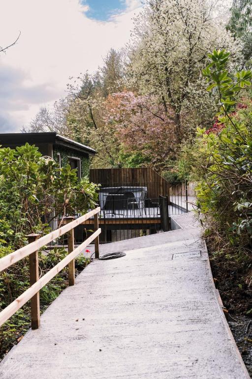 Luxury Studio with Hot Tub and Stunning Gardens, Coleraine photo 4