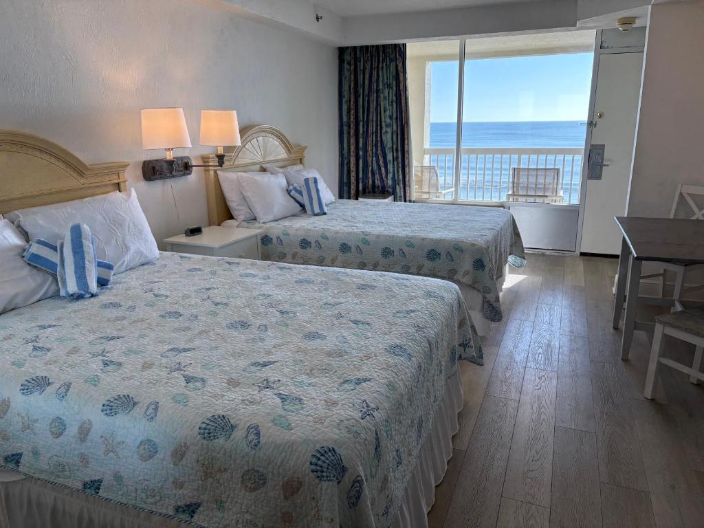 Cozy Ocean View Studio, pools are not open, Daytona Beach