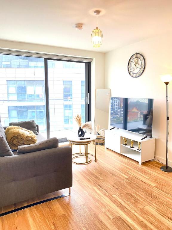 Luxe 2 Bed - Water View and Parking, Manchester