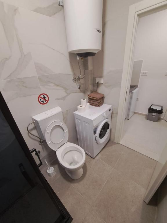 Apartman 2 Grey, Kravlja