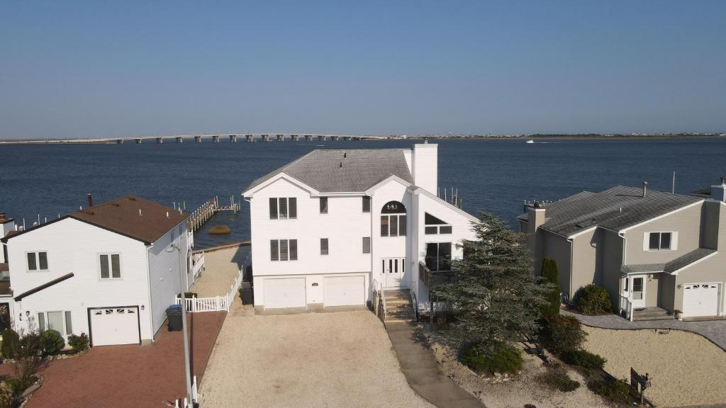 Bay Front Home - Watch the sun rise over LBI. Pier for Boat/Swim/SUP/Kayak/Crab, Manahawkin