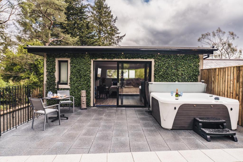 Luxury studio with HOT TUB and Stunning Gardens, Macosquin