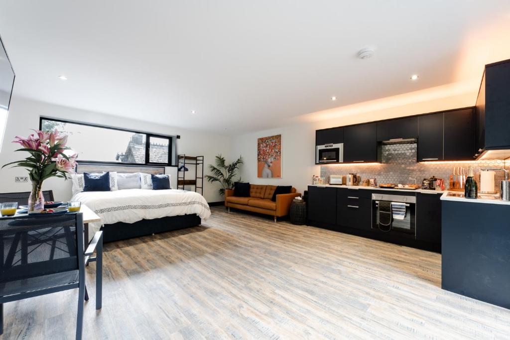 Luxury Studio with Hot Tub and Stunning Gardens, Coleraine photo 2