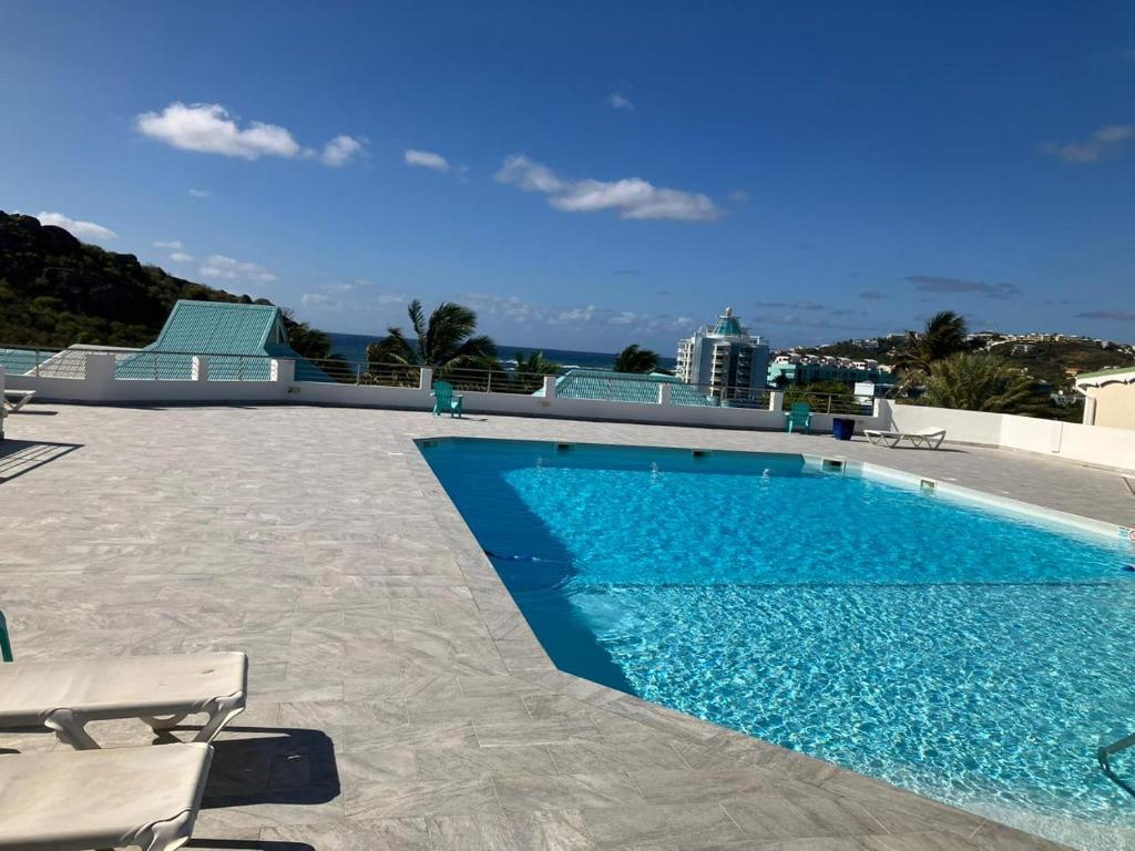 Beautiful F2 in a blue beach residence, Oyster Pond