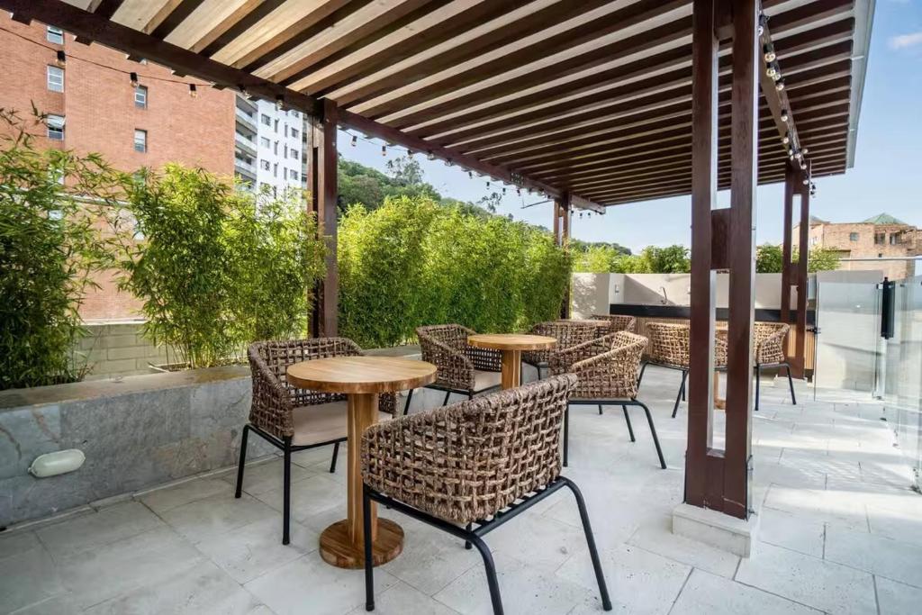 Modern Bright 2BR-2BA-Fast Wi-Fi -Pool&Balcony - 3