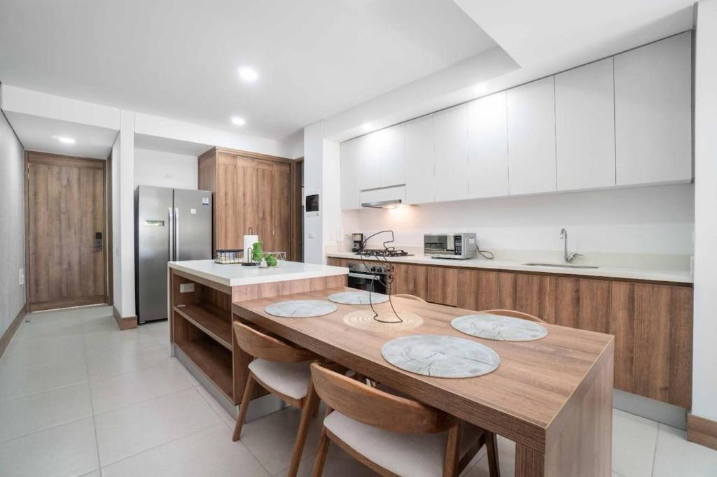 Modern Bright 2BR-2BA-Fast Wi-Fi -Pool&Balcony - 4