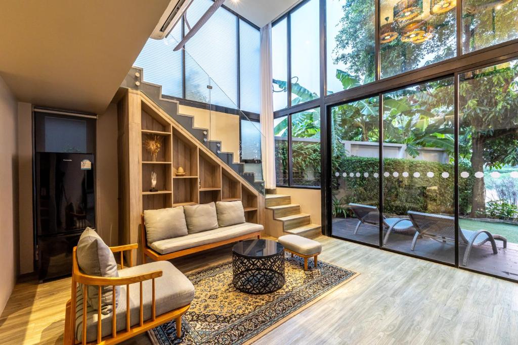 안티야 호텔 푸켓의 모던한 객실 내부