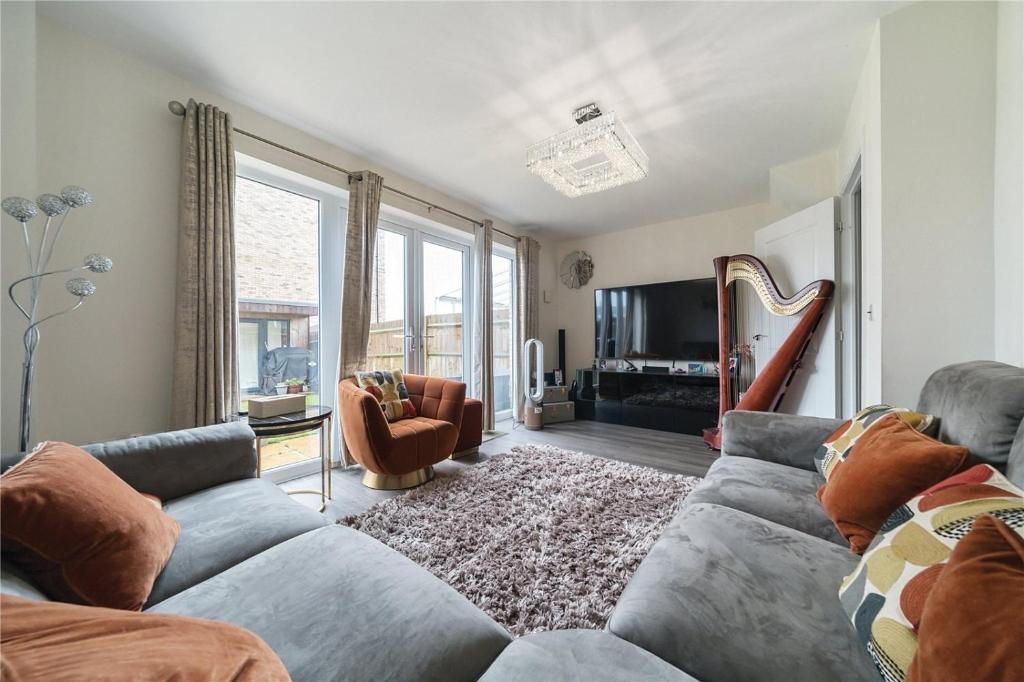 Stylish 4BR with Summerhouse, Swanscombe