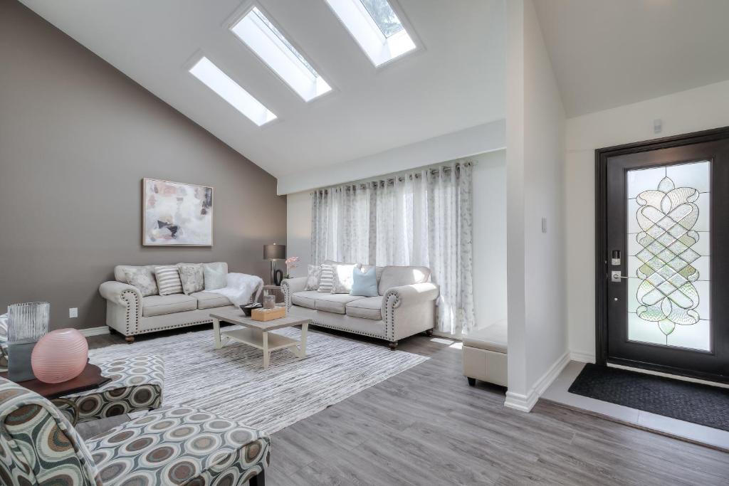 Modern Designed 1BR Studio in Quite Neighborhood, Richmond Hill