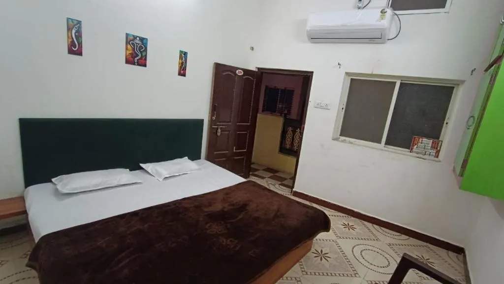 Ujjain Hotel Shree Ram Kut! Near Shri Mahakaleshwar Jyotirlinga Temple And Railway Station - Providing Air Conditioned Rooms With Free Wi-fi Facility & Excellent Room Service，位于乌贾因的酒店
