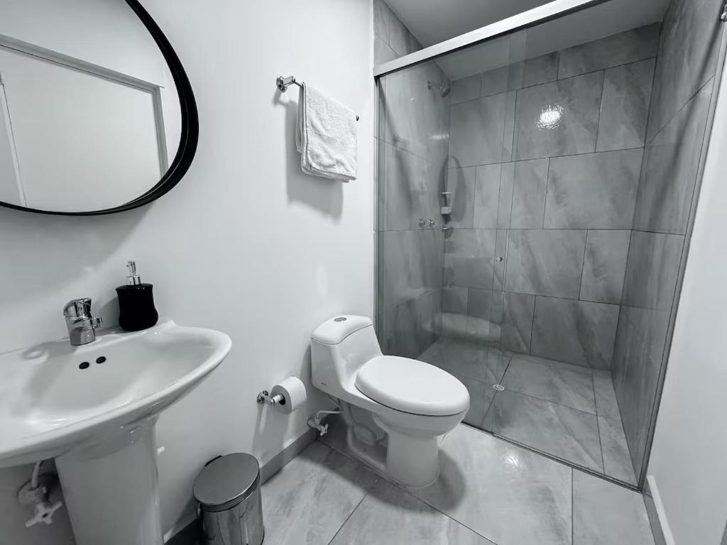 Casa Lujosa vacacional El Poblado Medellín Por día Con Piscina Jacuzzi AC 9br - 3